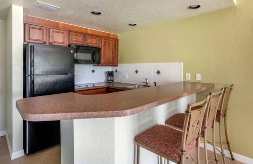 West Kissimmee Hotel | Prime Location Paradise! Free Shuttle, Swimming Pool, Full Kitchen!