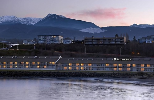 Port Angeles Hotel | Prime Location! Pool, FREE Parking, Pets Allowed, Near Francis Street Park!