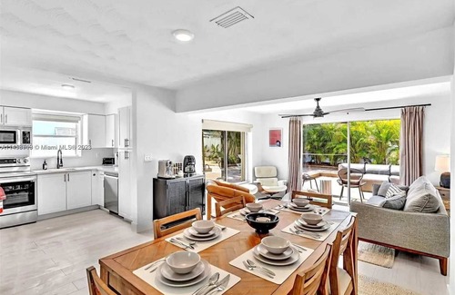 Sunset House | Prime Location, Pure Relaxation