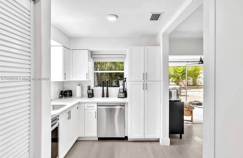 Sunset House | Prime Location, Pure Relaxation