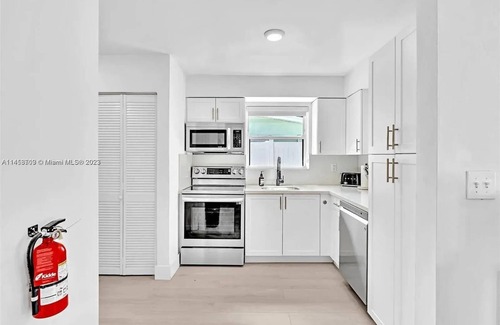 Sunset House | Prime Location, Pure Relaxation
