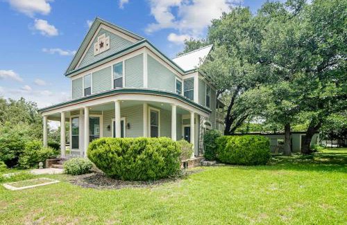 Johnson City House | Prime location-Walk to food, Bars and Wineries!