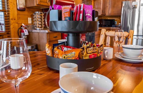 Hemlock Hills Cabin | PRIME Location,WIFI, Smart TV, Pet WLCM,Game Rm,HDTV,HotTub,7mints to City,COZY