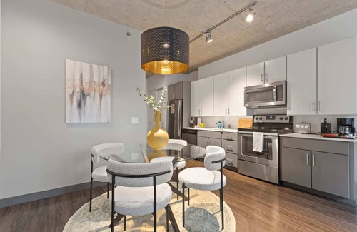 Downtown Chicago Apartment | Prime Loop Luxury + City & Train Views