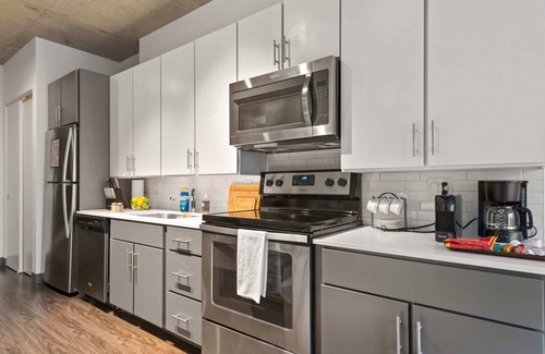 Downtown Chicago Apartment | Prime Loop Luxury + City & Train Views