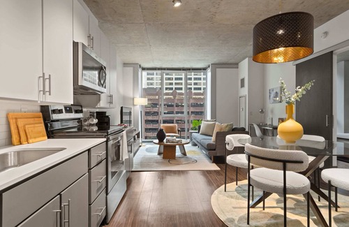 Downtown Chicago Apartment | Prime Loop Luxury + City & Train Views