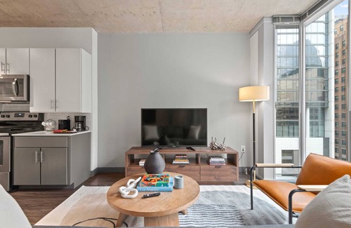 Downtown Chicago Apartment | Prime Loop Luxury + City & Train Views