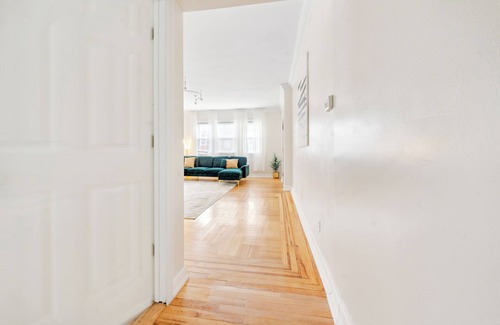 Southeast Yonkers House | Prime NY Luxury Getaway with King Bed + Easy Parking