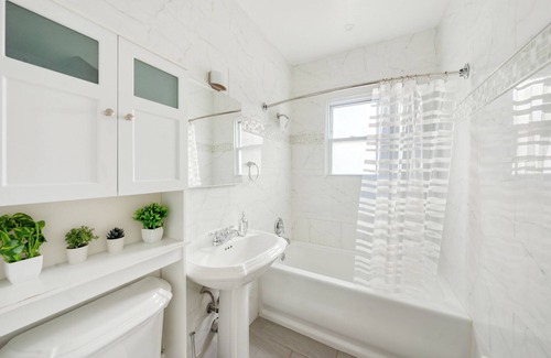 Southeast Yonkers House | Prime NY Luxury Getaway with King Bed + Easy Parking