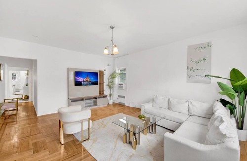Southeast Yonkers House | Prime NY Luxury Getaway King Bed + Easy Parking H2