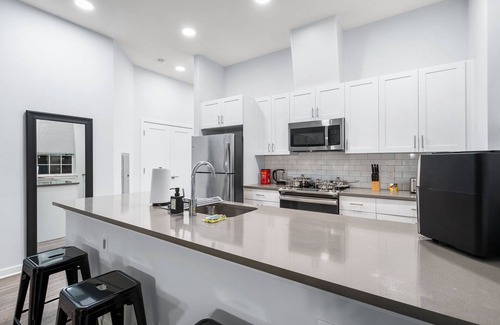 Hackensack River Waterfront Apartment | Prime Oasis: 2 Bedroom Gym, Laundry ONLY 20 Minutes to NYC!