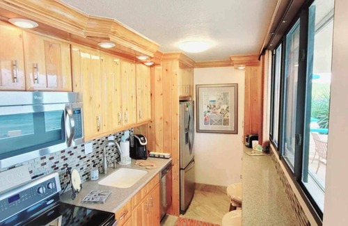 Bolongo Bay Condo | Prime Oceanfront, Remodeled St. Thomas 2BR/2BA Condo-Poolside, W/D, & Dining