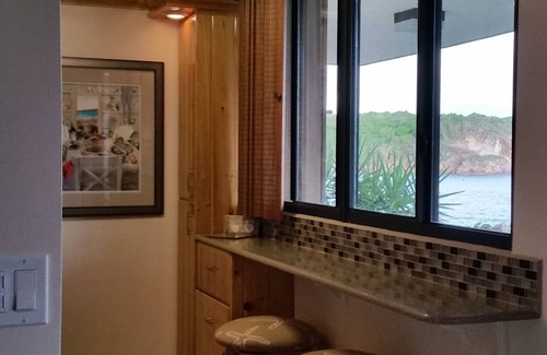 Bolongo Bay Condo | Prime Oceanfront, Remodeled St. Thomas 2BR/2BA Condo-Poolside, W/D, & Dining