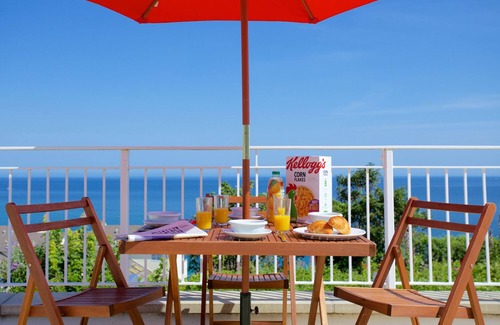 Carbis Bay Apartment | Prime seaside location, wonderful sea terrace, car parking, Wifi