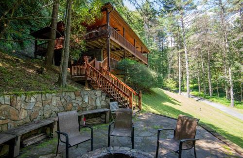 Piney Creek House | Prime Secluded Location- 5 Mins to State Park, Hot Tub, Dogs Welcome