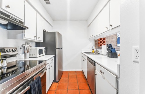 Windsor Park Apartment | Prime SoCo quaint 1BR king suite w/pool, parking