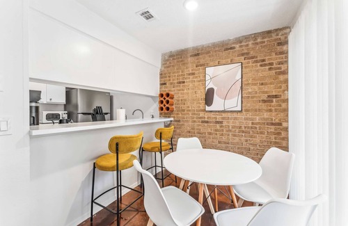 Windsor Park Apartment | Prime SoCo quaint 1BR king suite w/pool, parking