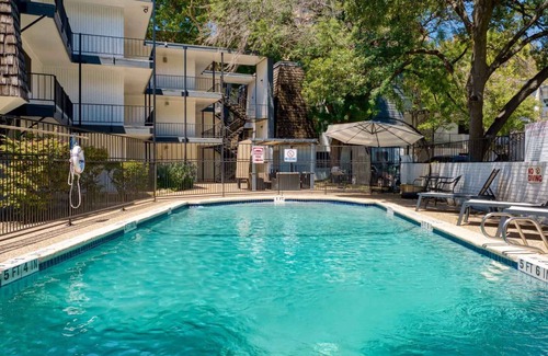 Windsor Park Apartment | Prime SoCo quaint 1BR king suite w/pool, parking