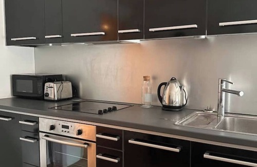 Leeds Condo | Prime Stay near Train Station