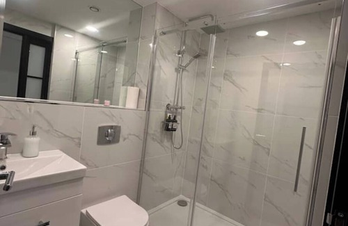 Leeds Condo | Prime Stay near Train Station