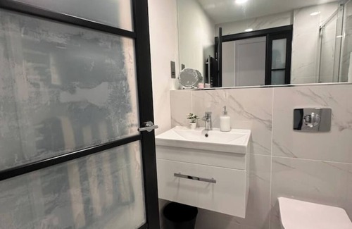 Leeds Condo | Prime Stay near Train Station