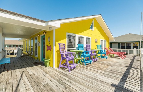 Port Bolivar House | Prime | Steps to Beach | Dog Haven | Fenced Yard
