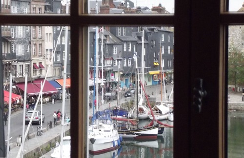 Honfleur Apartment | PRIME VIEW on OLD HARBOUR. Refurbished. Wifi, GARAGE on option, Cleaning +linen