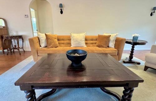 West Los Angeles House | Prime West Los Angeles 4 Bedroom 2 Bathroom House