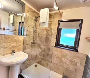 Llanybri Ski Chalet | Primrose 18 Hot Tub-Tenby