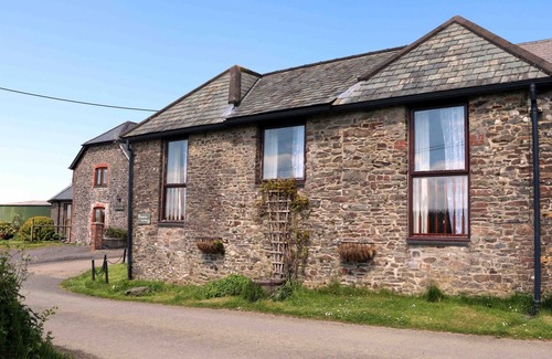 Huntshaw Cottage | PRIMROSE COTTAGE, family friendly, with a garden in Great Torrington