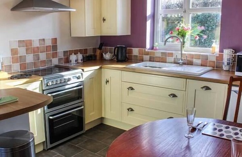 Alford Cottage | PRIMROSE COTTAGE, pet friendly, with a garden in Alford