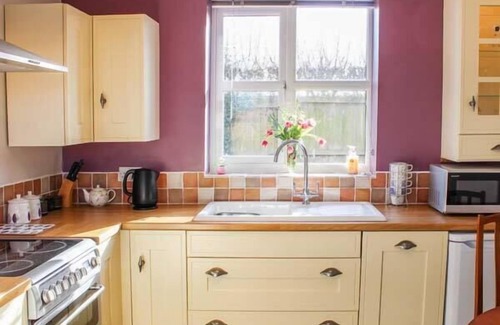 Alford Cottage | PRIMROSE COTTAGE, pet friendly, with a garden in Alford