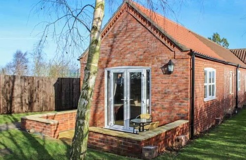 Alford Cottage | PRIMROSE COTTAGE, pet friendly, with a garden in Alford