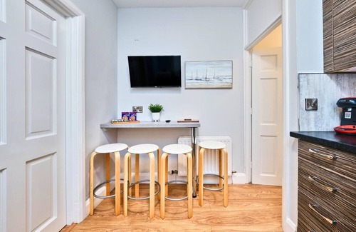 Portrush Apartment | Princess Yellow 1~ Comfortable Coastal Central Apt