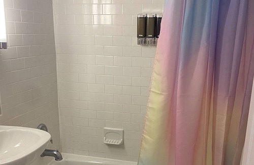 Country Club Plaza Area Apartment | Prismatic House! Unique stay, Walk to the Plaza!