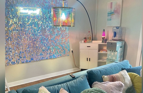 Country Club Plaza Area Apartment | Prismatic House! Unique stay, Walk to the Plaza!