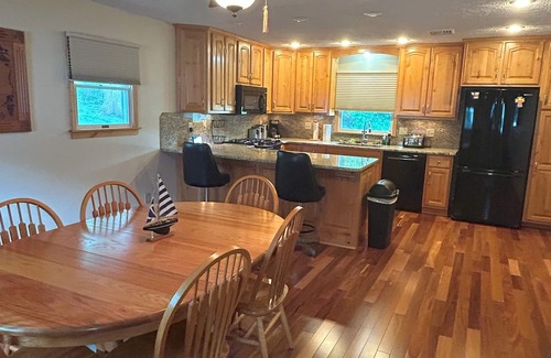 Lakeside Cottage | Pristine 3-bedroom cottage in Lakeside, Ohio with central air, laundry, Wi-Fi