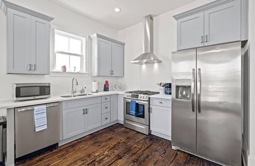 Dillard Apartment | Pristine 4BD w Pool | Driveway Parking | Balcony