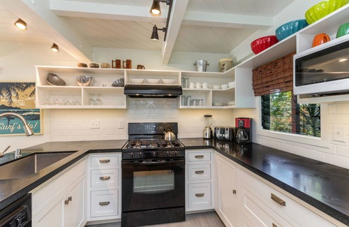 Hanalei Palms House | Pristine and Charming - Walk to Beach and Town - Sleeps 4