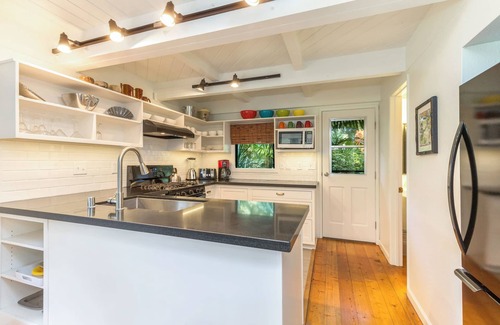 Hanalei Palms House | Pristine and Charming - Walk to Beach and Town - Sleeps 4