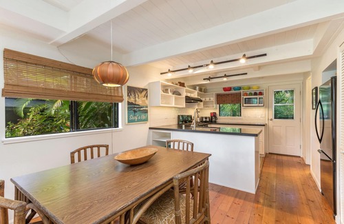 Hanalei Palms House | Pristine and Charming - Walk to Beach and Town - Sleeps 4