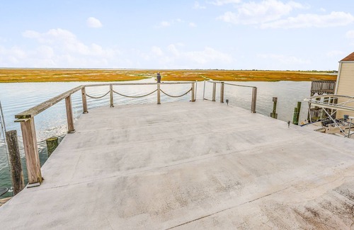Seaford Boat Rental | Pristine Bayfront Houseboat