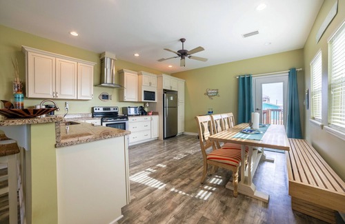 Fort Morgan Cottage | Pristine beach home with gulf view, covered patio, and AC