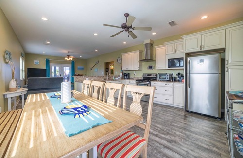 Fort Morgan Cottage | Pristine beach home with gulf view, covered patio, and AC