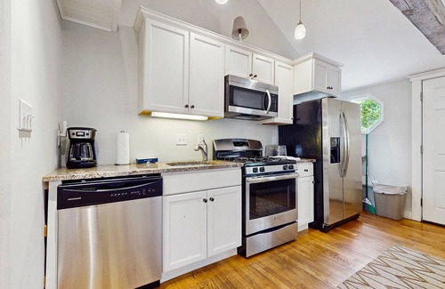 West Yarmouth House | Pristine bungalow with amazing walkable location - WiFi, firepit, dog-friendly