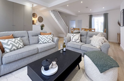Budleigh Salterton House | Pristine cottage, steps from beach!