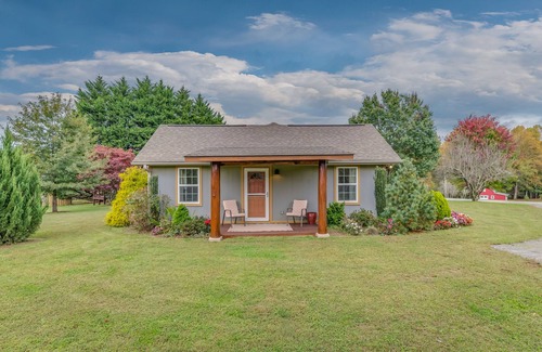 Hendersonville Cottage | PRISTINE COTTAGE IN HENDERSONVILLE -Apple Orchard & Winery Area - Meadow Setting