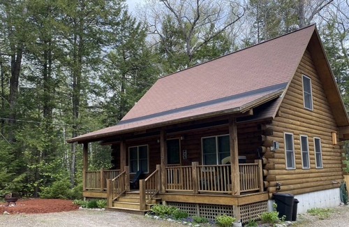Bridgton House | Pristine Log Cabin in Moose Pond Association LAKE, POOL, KAYAK, CANOE, 1 dog OK!