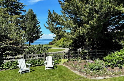 Bow House | Pristine, Lovely Samish Island Garden Home for Fall & Holiday Festivities