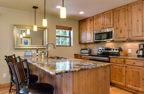 Historic District House | Pristine Mountain View Home with Hot Tub. Walkable to Town